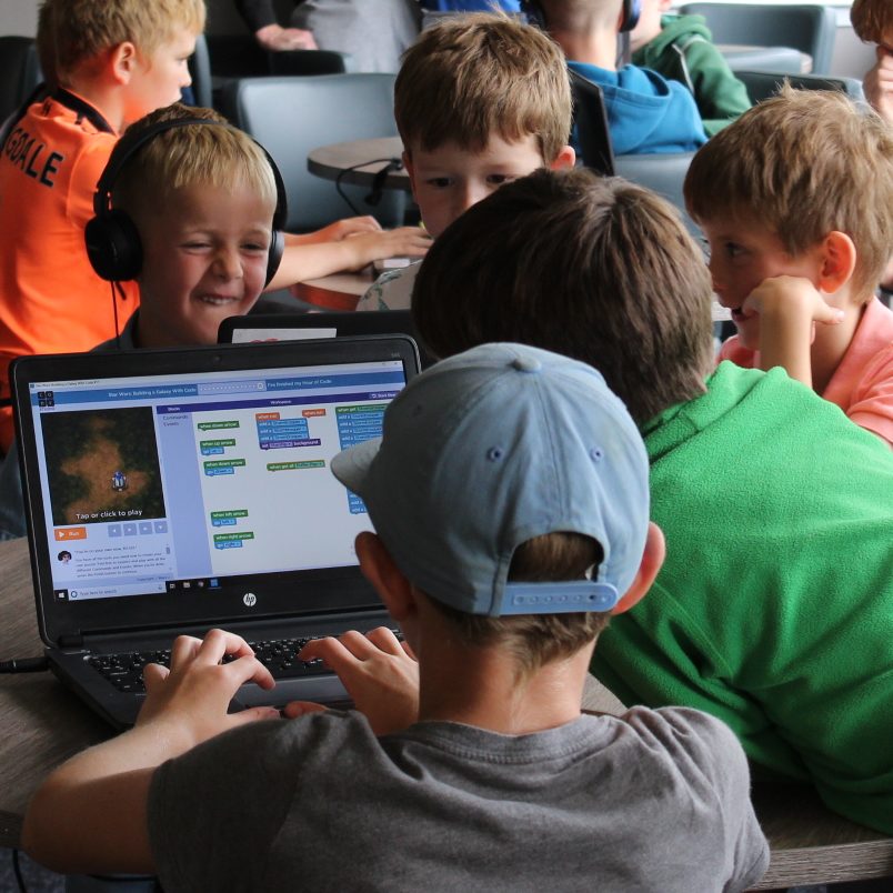 child learning coding in a computing lab class